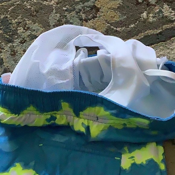 Cat & Jack swim trunks boys size medium 8/10. Blue and neon yellow pocke… - Picture 9 of 10